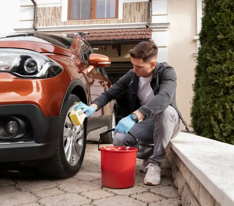 Lavage auto à domicile Drucat : professionnel intervenant sur un véhicule